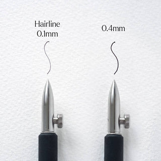 Two One-Dip-Nib drawing compasses on white paper create lines: the left, at a hairline-thin 0.1mm, is finer, while the right draws a labeled 0.4mm line with classic variation and a thicker stroke.