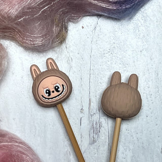 Inspired by Knitting Needle Stitch Stoppers, these two pencils have llama-shaped toppers—one shows a smiling face with big eyes, the other the back. Both feature ears and fluffy, pastel-colored wool.