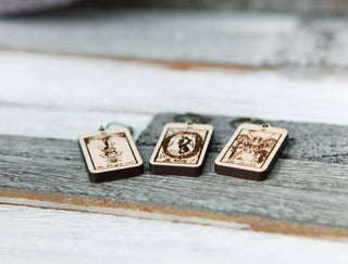 The 🔮 Tarot Card Stitch Markers – The Fool, Death & Temperance 🔮 are rectangular wooden keychains with engraved tarot designs, detailed artwork, and metal rings—ideal as stitch markers or knitting progress keepers.